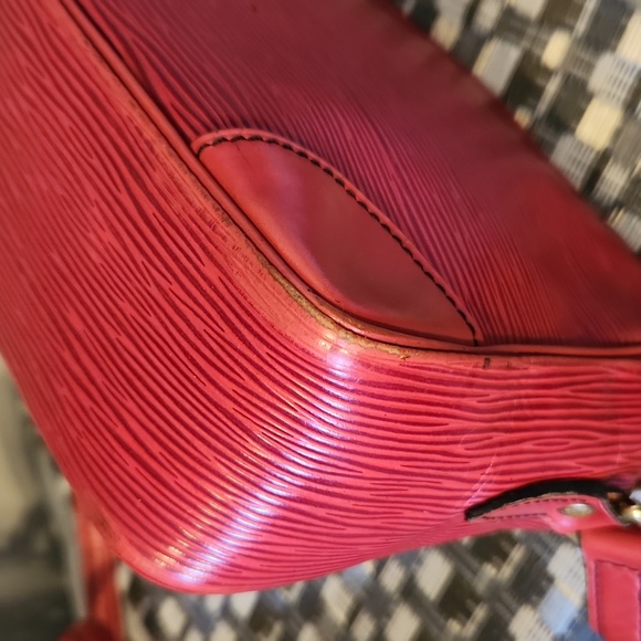 LV Trocadero Camera Bag, Castilian Red Epi Leather - Picture 11 of 17